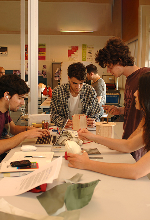 Alumnado del grado de diseño en taller  realizando un proyecto.