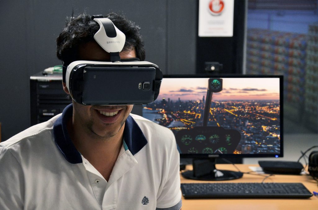 Estudiante de aeronáutica usando simulador de vuelo VR